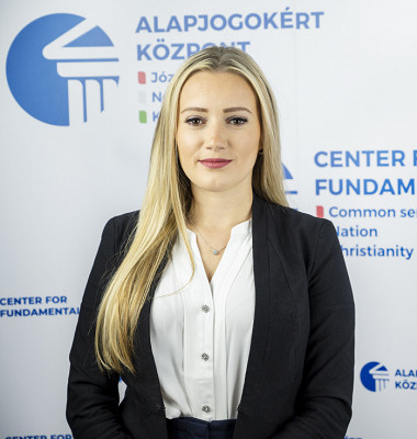 LAJKÓ Fanni, Elemző